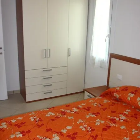Three-bedroom 500 Metres From The - By Beahost Lägenhet